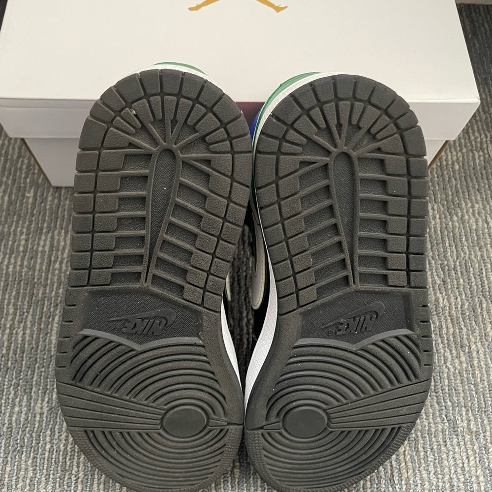 WMNS Jordan 1 Mid SE Multi Patent - Picture 4 of 5